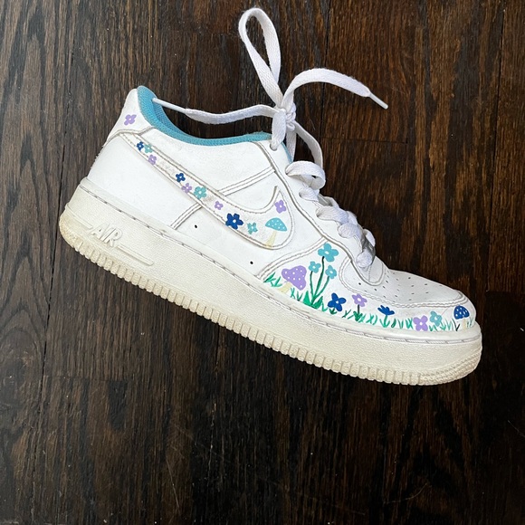 Custom painted AF1s with little mushrooms and flowers - Picture 4 of 4